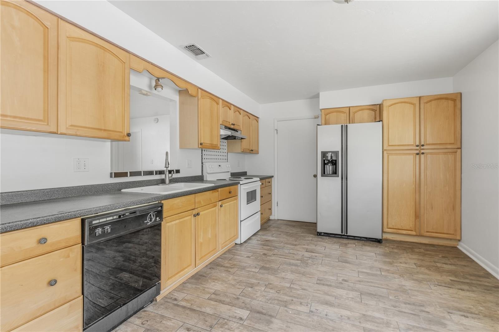 Image 2 of 15 For 5404 26 Place