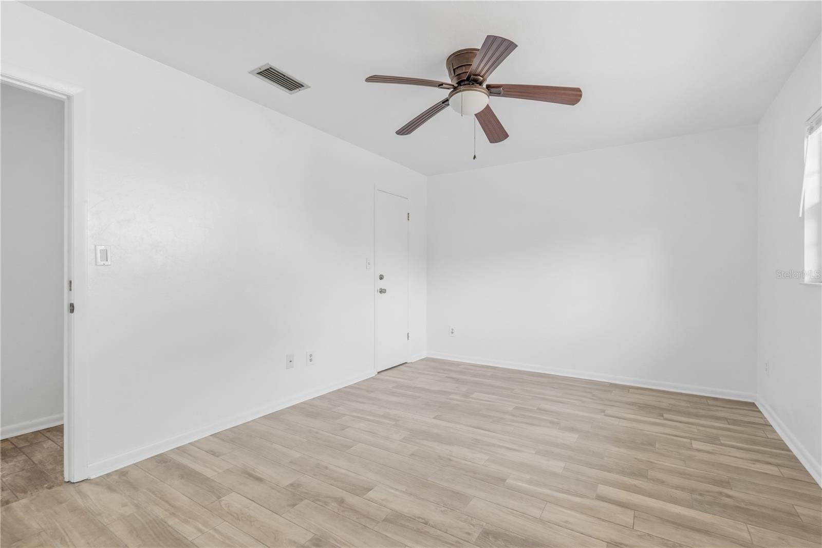 Image 8 of 15 For 5404 26 Place