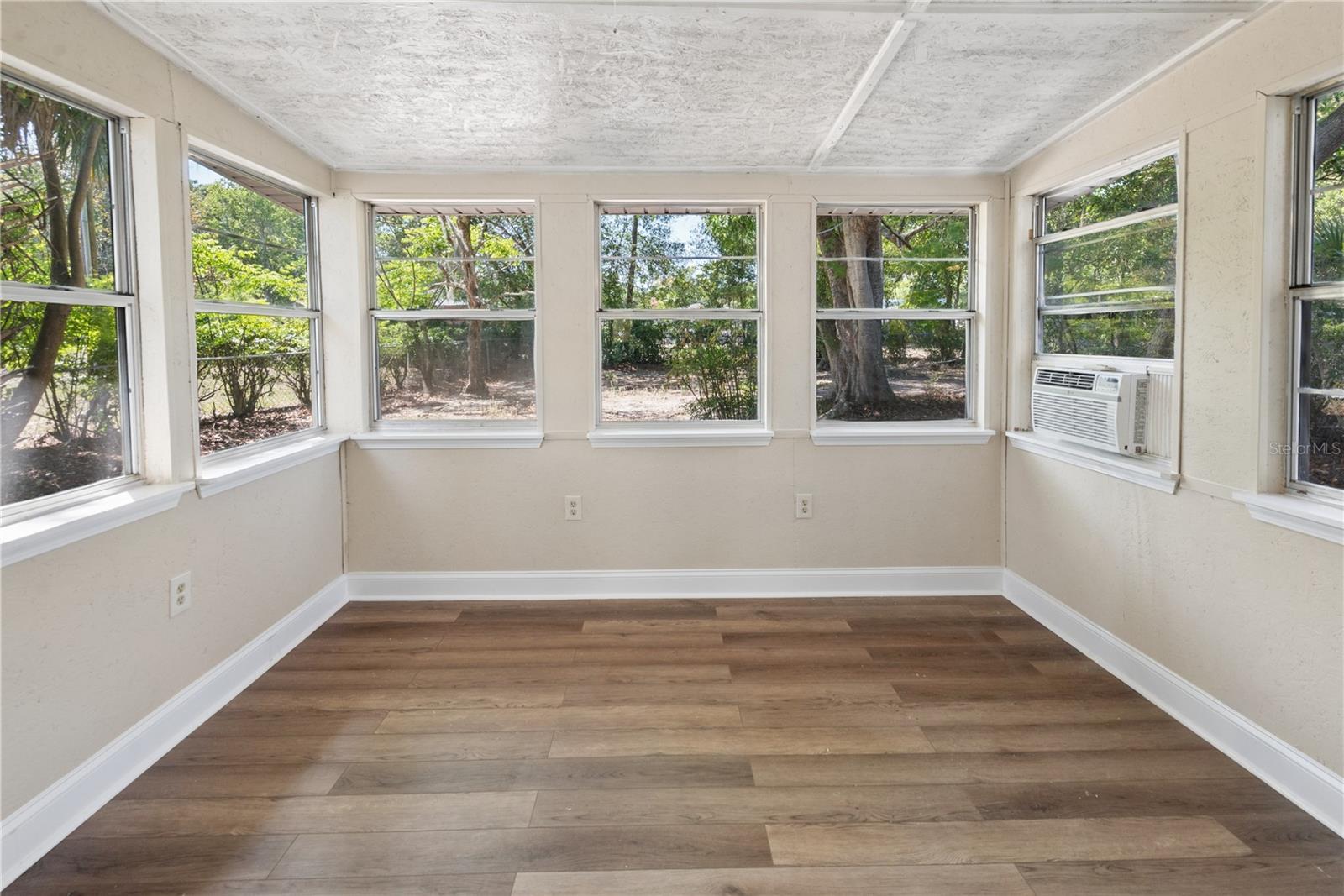 Image 13 of 41 For 950 Lawrence Boulevard