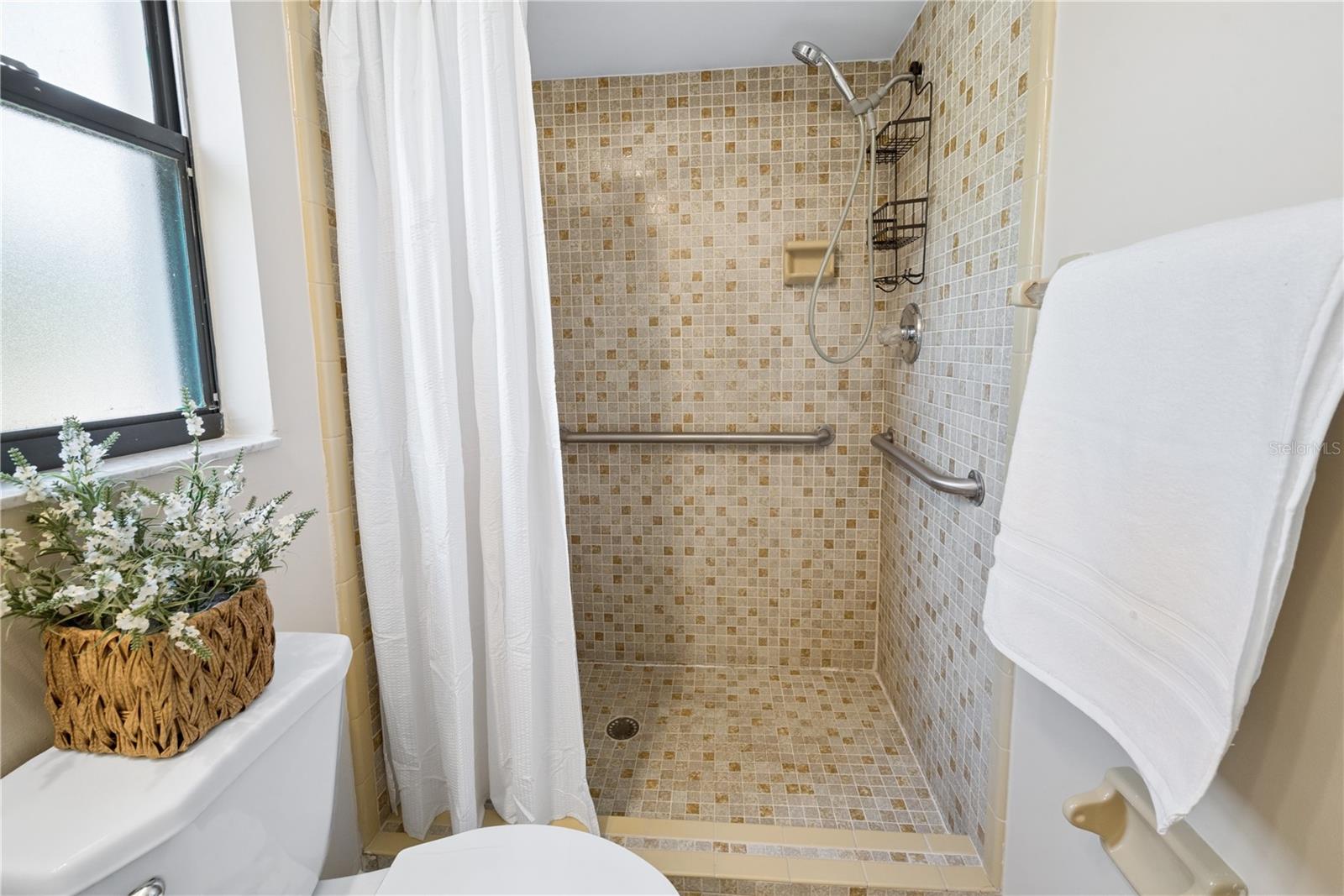 Image 22 of 41 For 950 Lawrence Boulevard