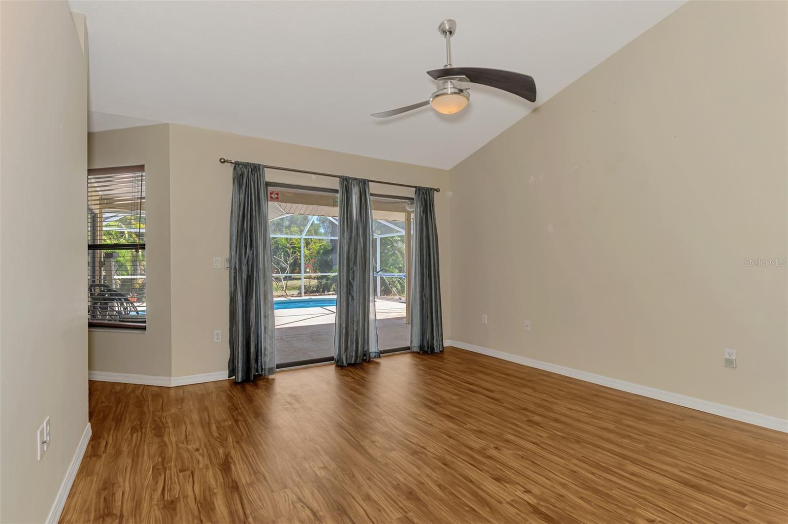 Image 7 of 46 For 7805 38th Court E