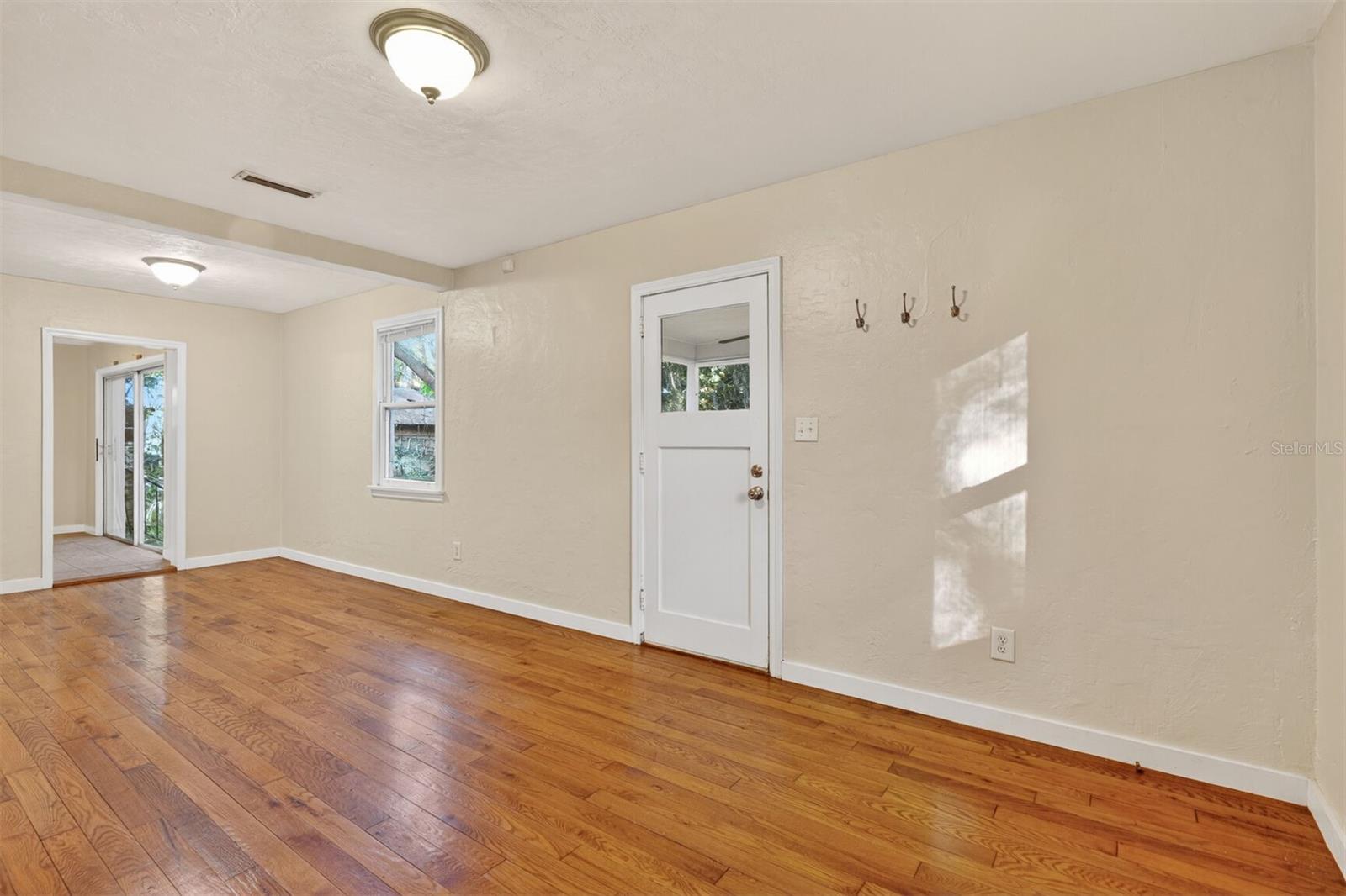 Image 3 of 26 For 914 6th Avenue