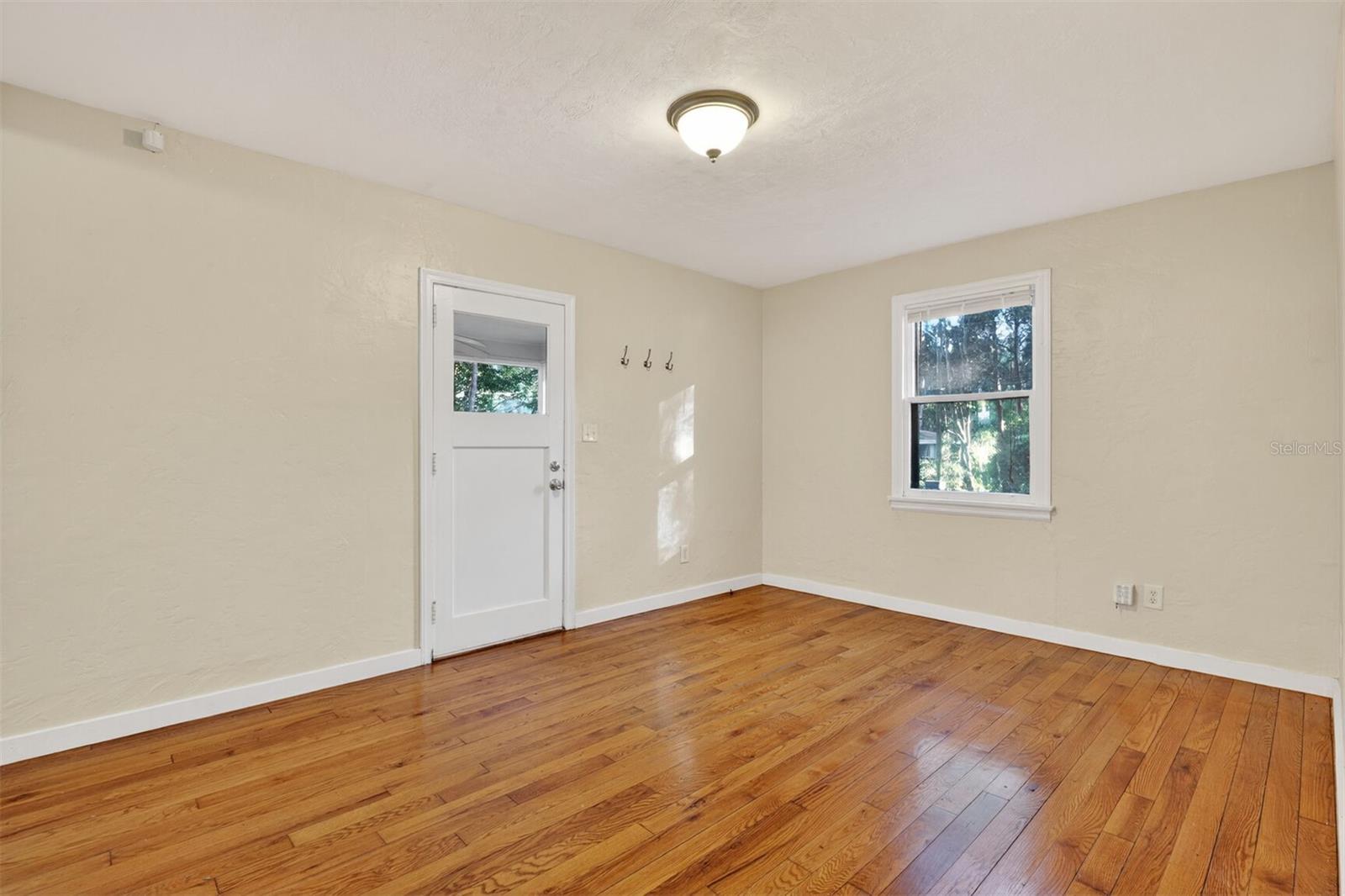 Image 4 of 26 For 914 6th Avenue