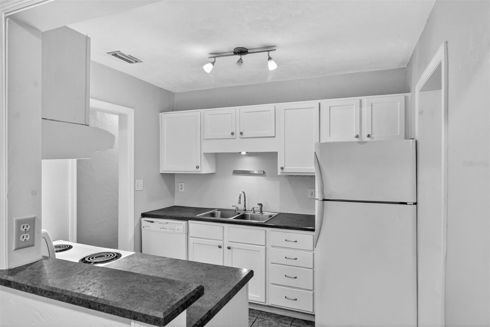 Image 6 of 26 For 914 6th Avenue