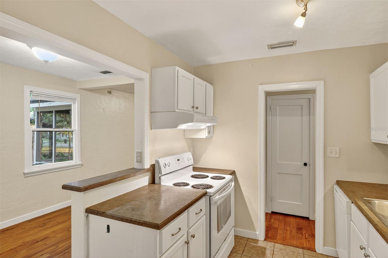 Image 7 of 26 For 914 6th Avenue