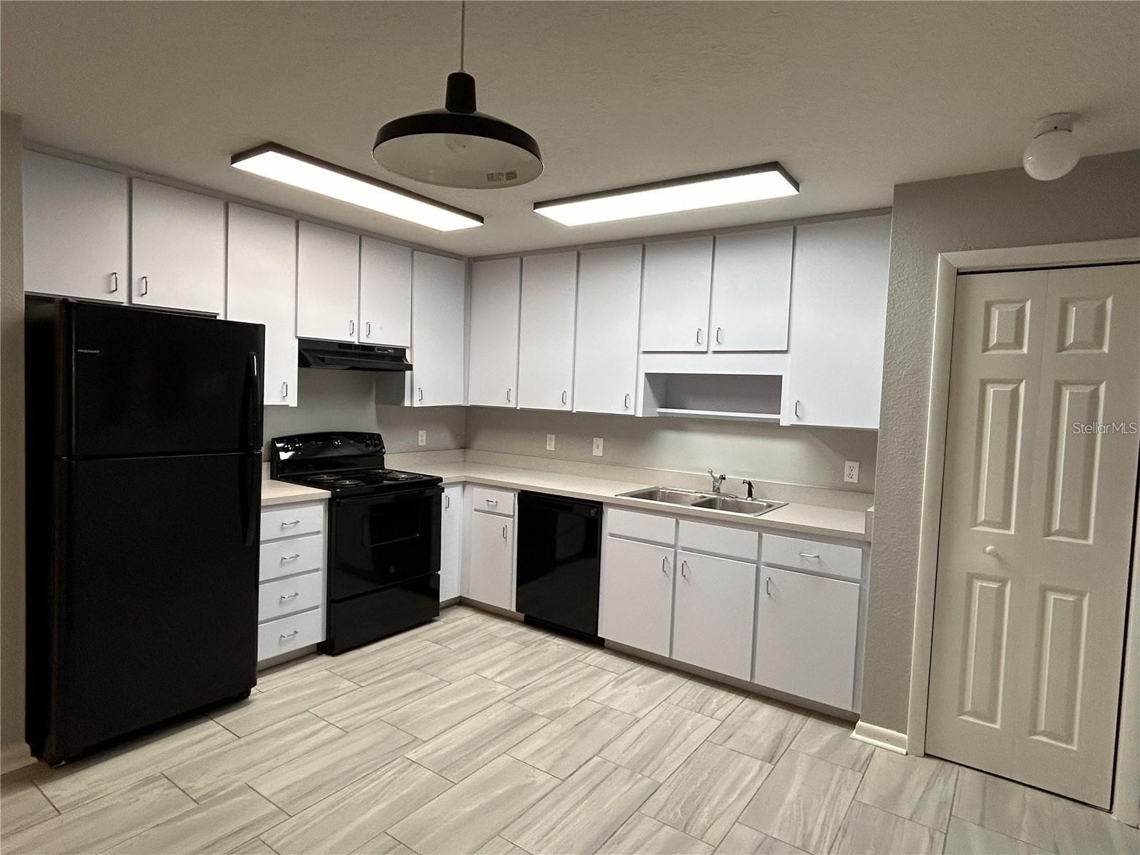 Image 3 of 13 For 911 4th Avenue