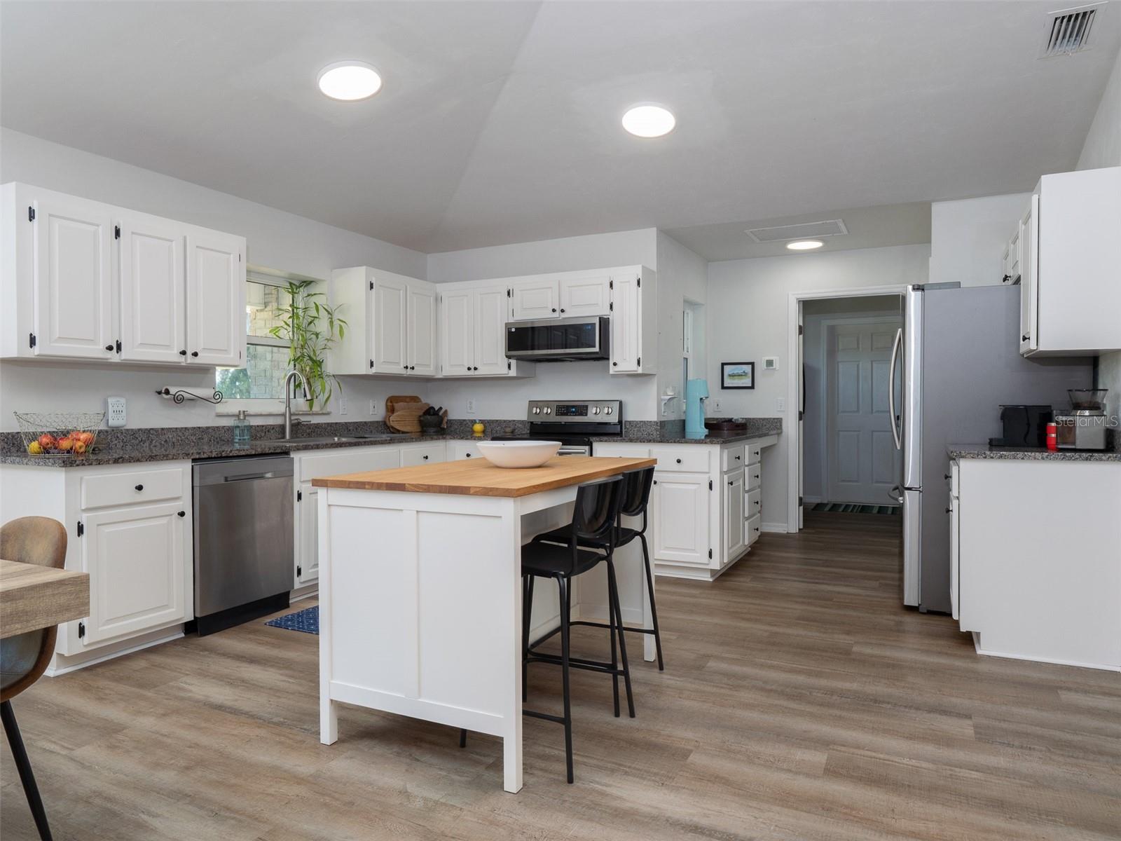 Image 7 of 42 For 23053 142nd Avenue