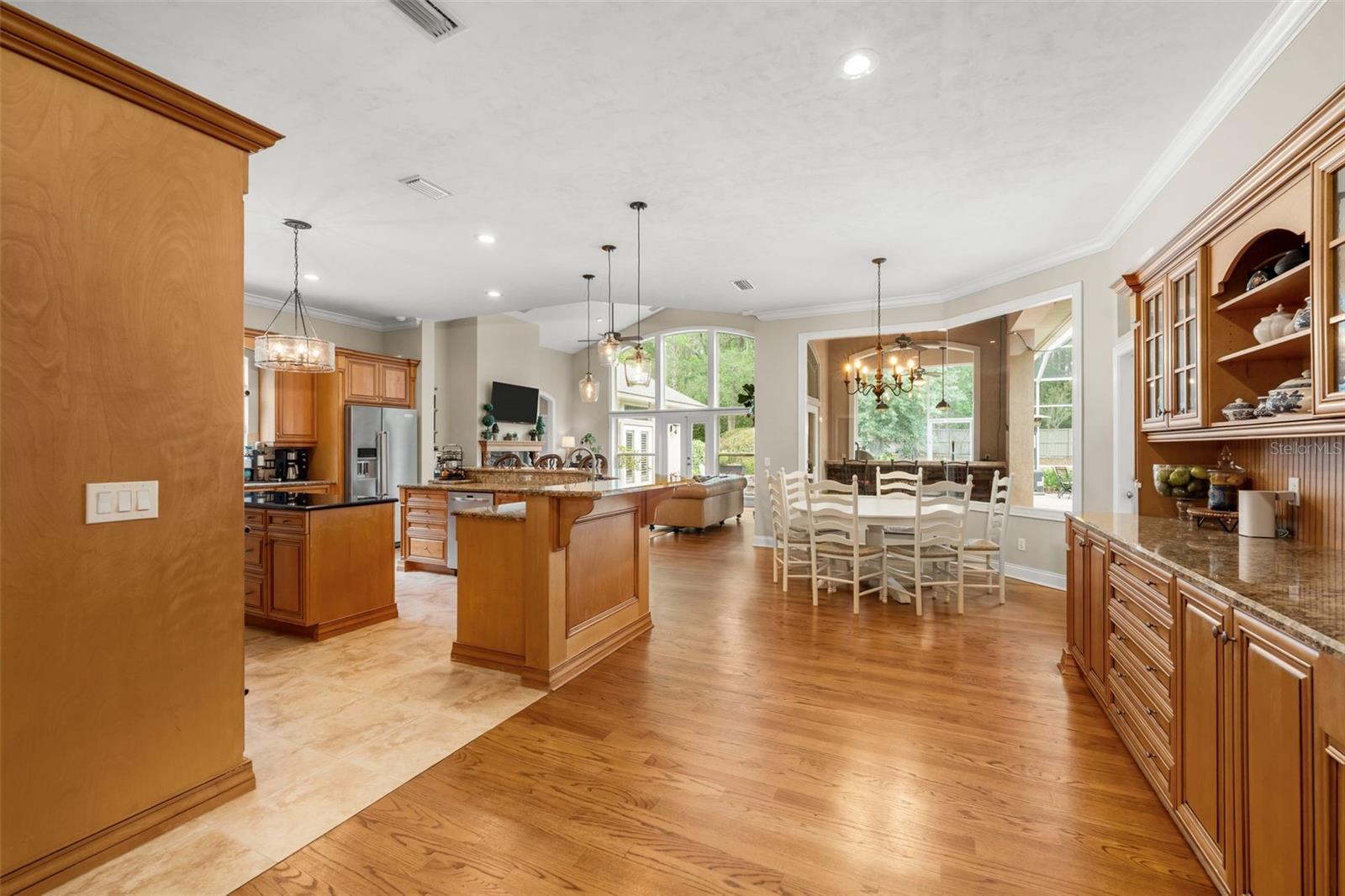 Listing photo id 8 for 3517 92nd Street