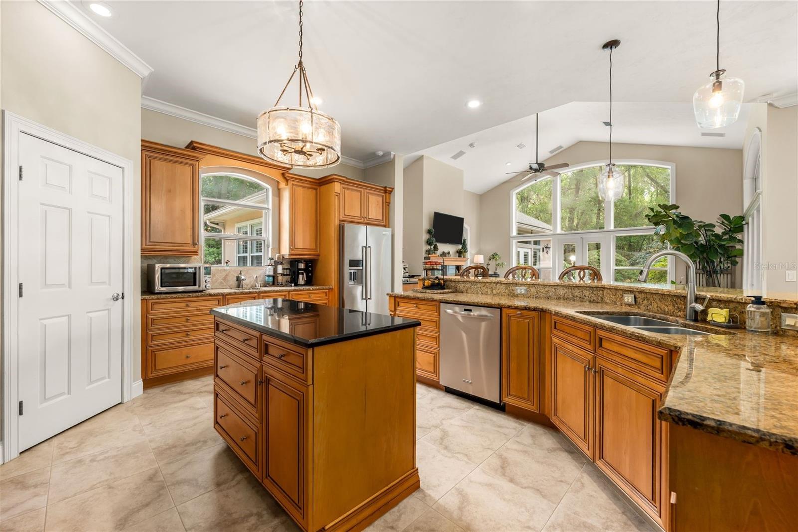 Listing photo id 10 for 3517 92nd Street