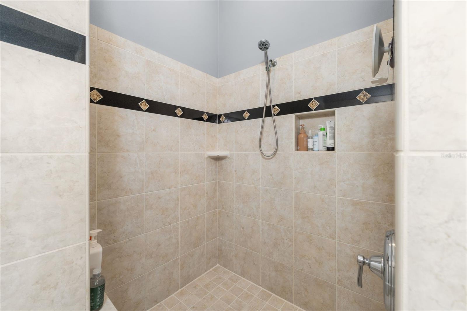 Listing photo id 23 for 3517 92nd Street