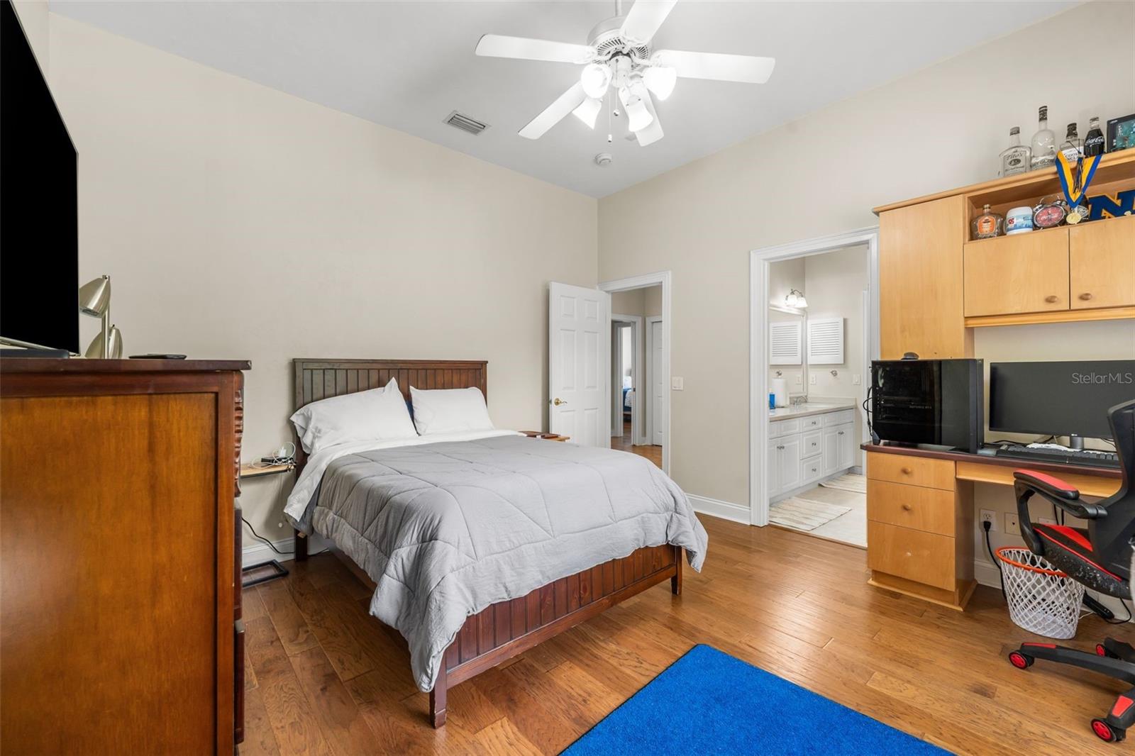 Listing photo id 54 for 3517 92nd Street