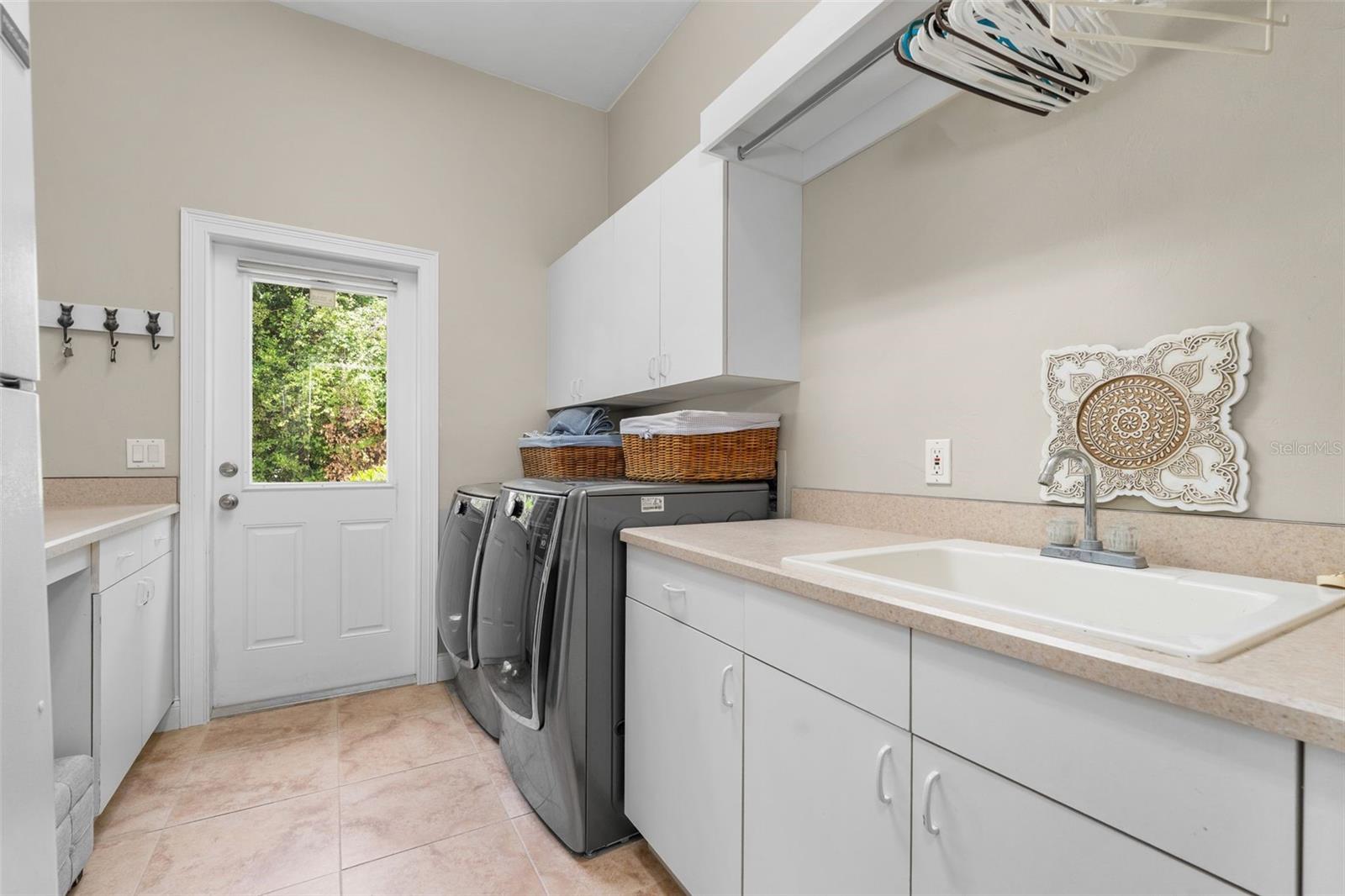 Listing photo id 62 for 3517 92nd Street