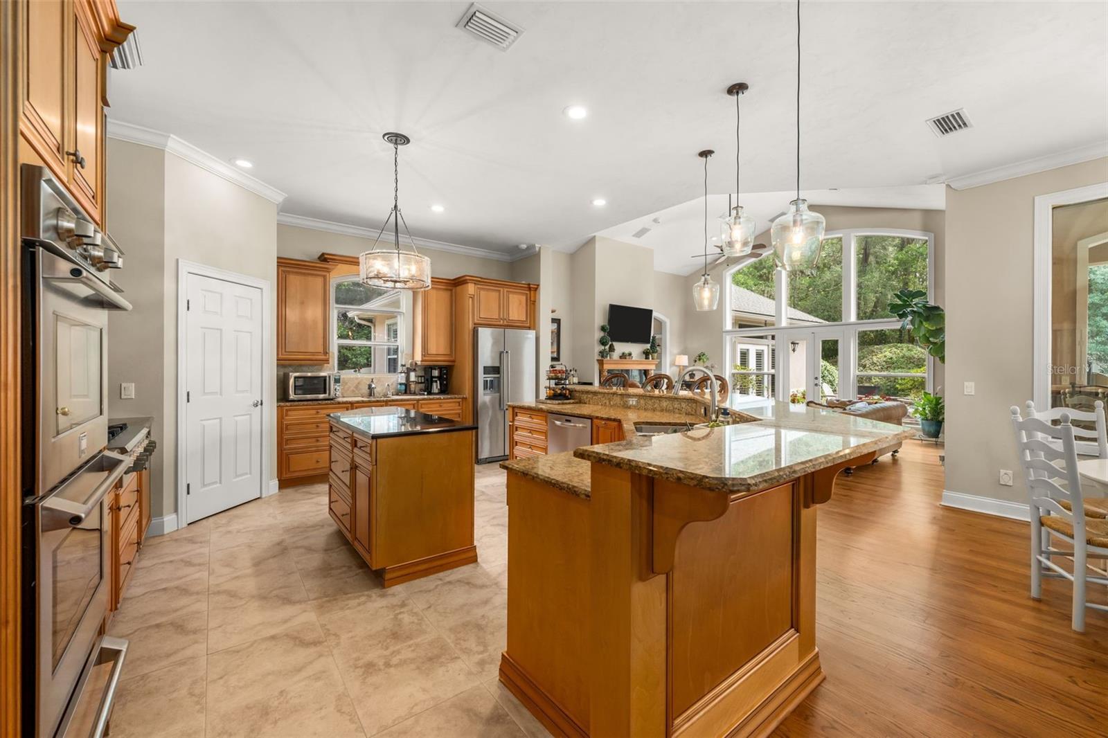 Listing photo id 7 for 3517 92nd Street