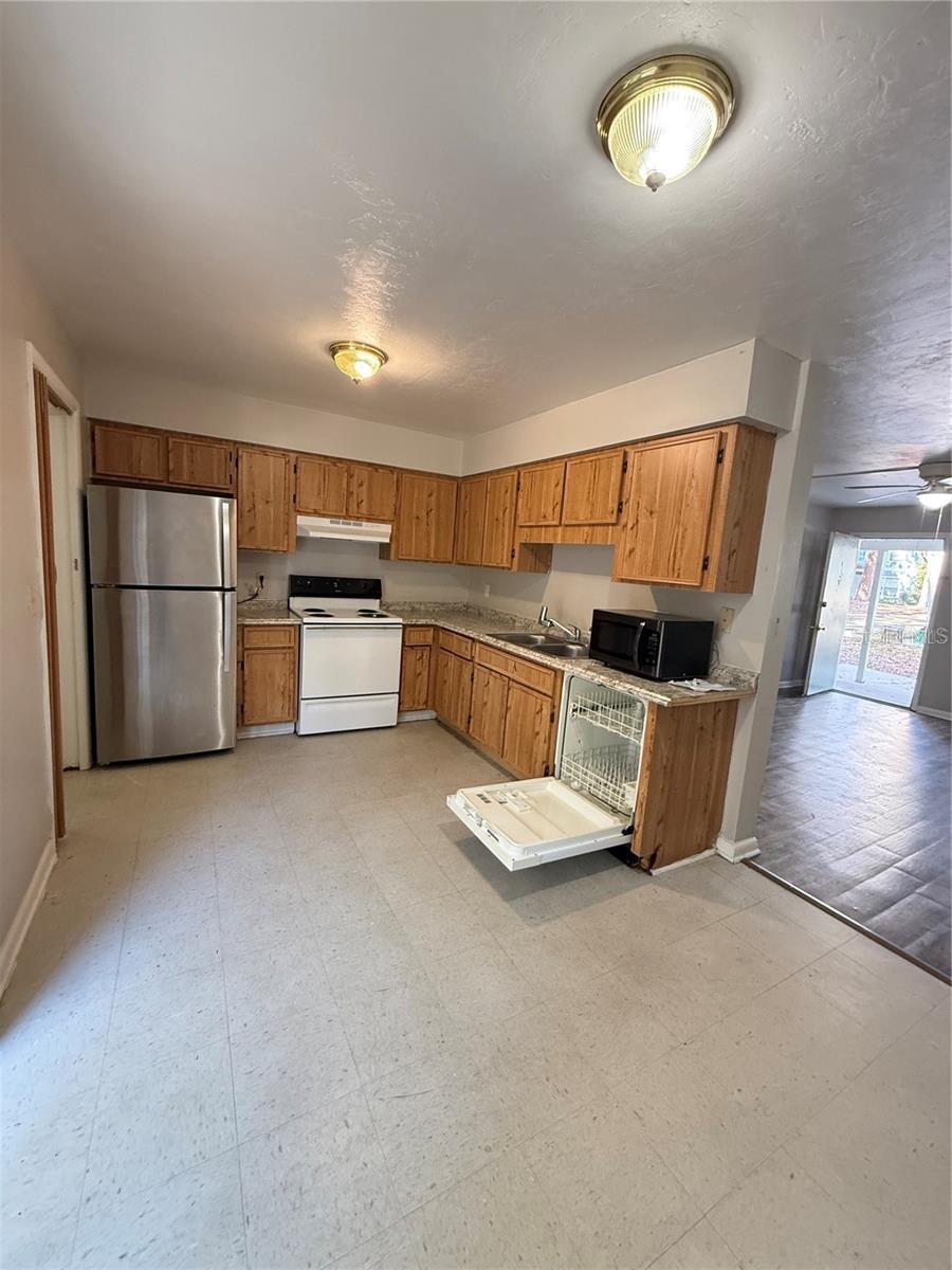 Image 6 of 12 For 615 11th Lane D