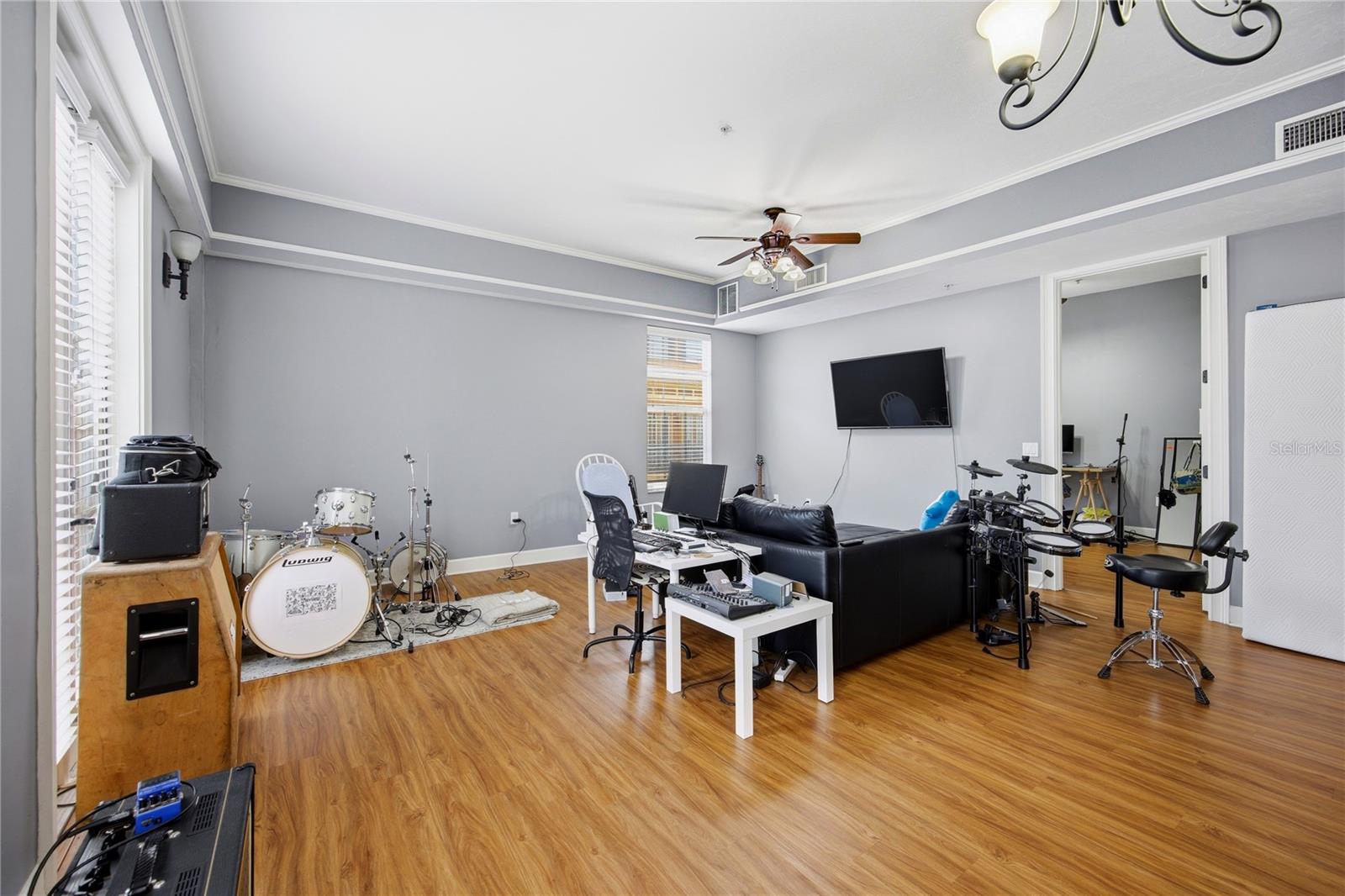 Image 16 of 37 For 325 14th Street 307