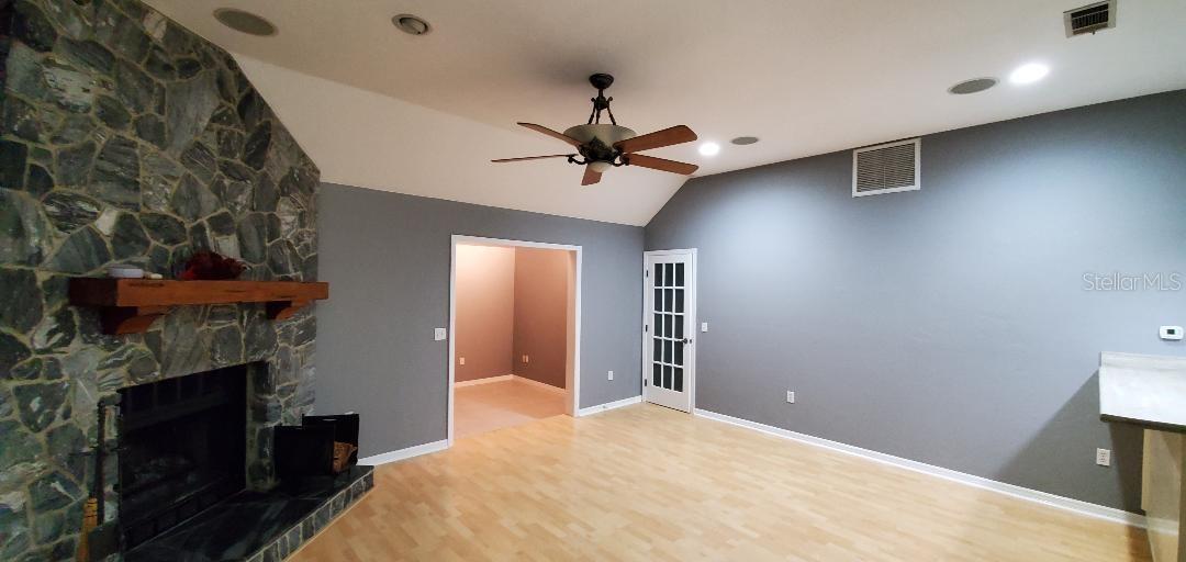 Image 5 of 16 For 5201 86 Terrace