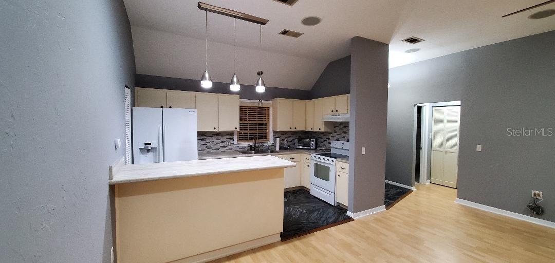 Image 7 of 16 For 5201 86 Terrace