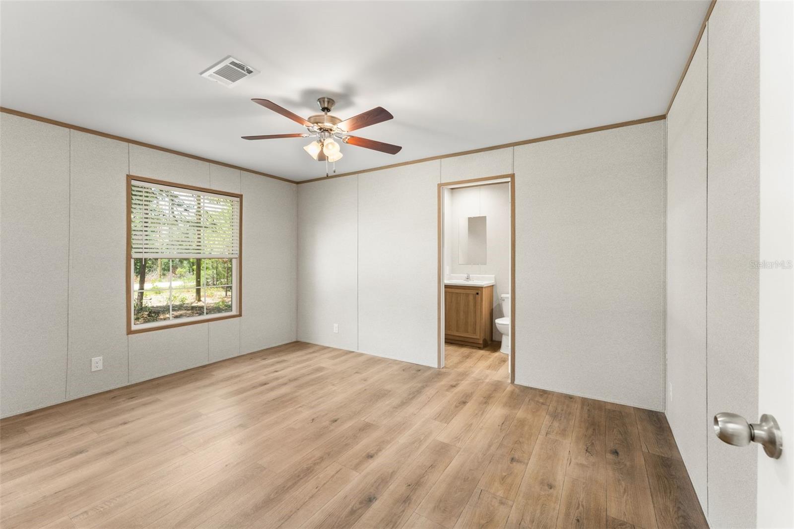Image 15 of 22 For 1051 129 Avenue