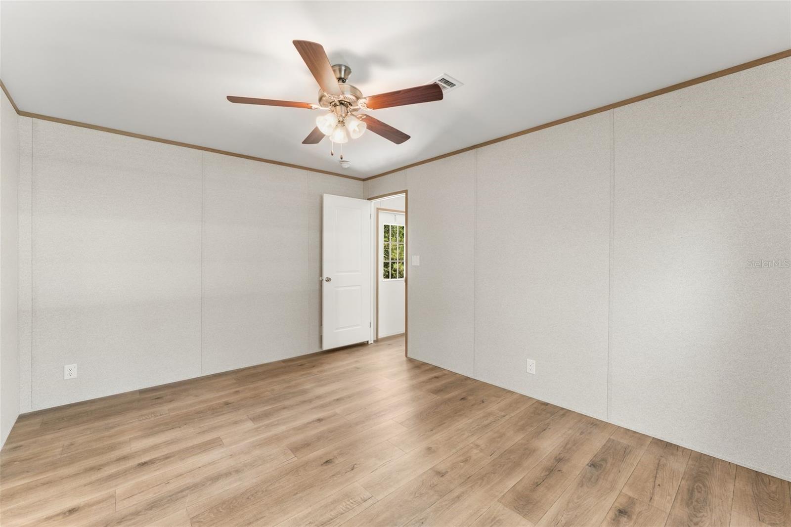 Image 16 of 22 For 1051 129 Avenue
