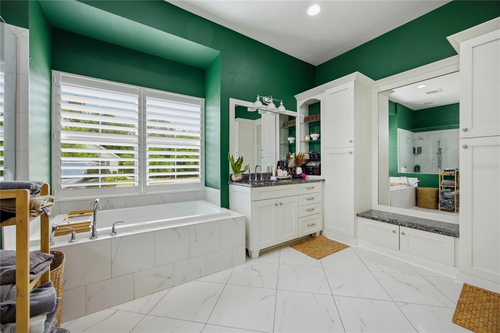 Listing photo id 3 for 4003 63rd Way
