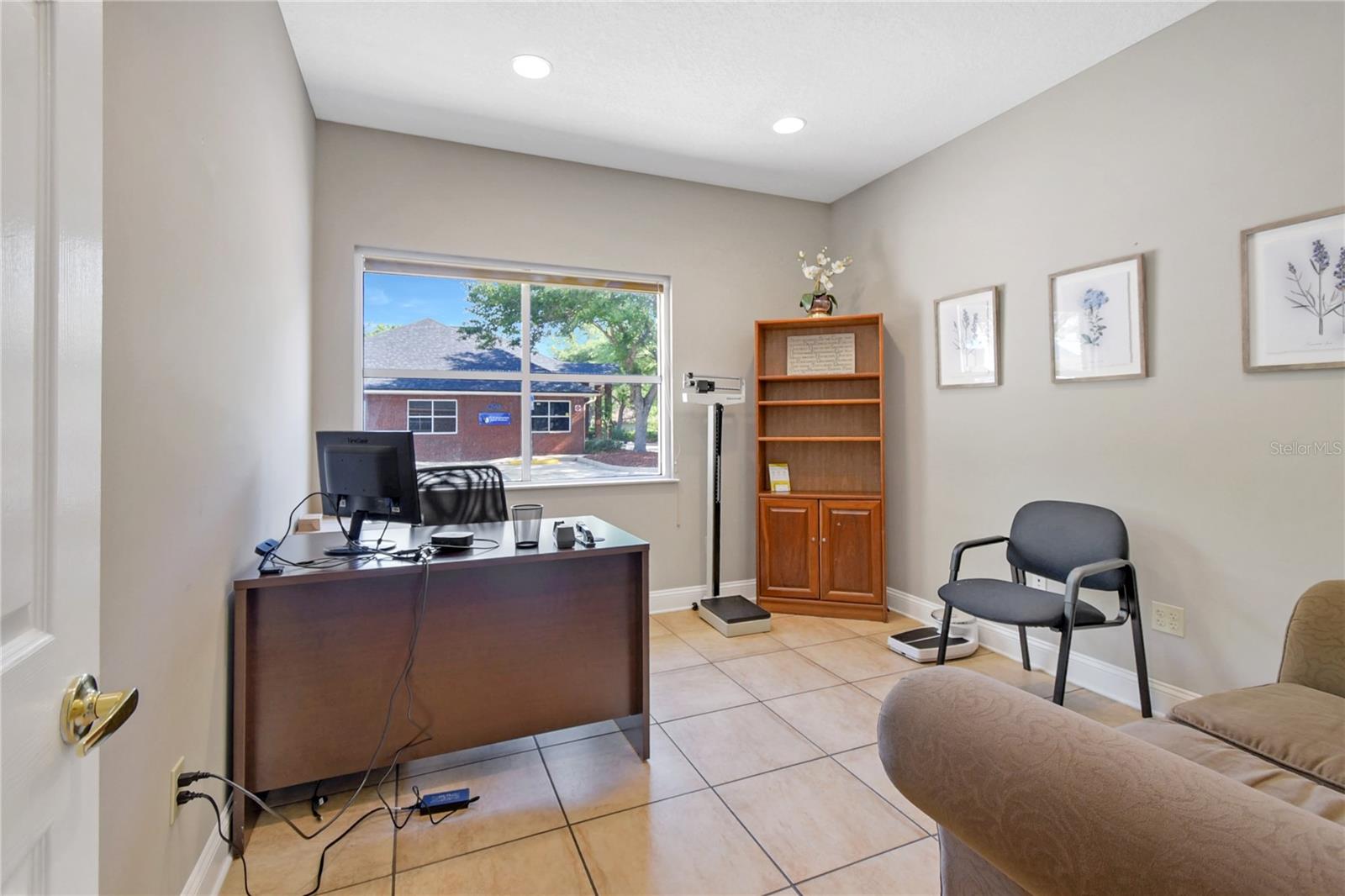 Image 8 of 25 For 1555 Kingsley Avenue 101-2