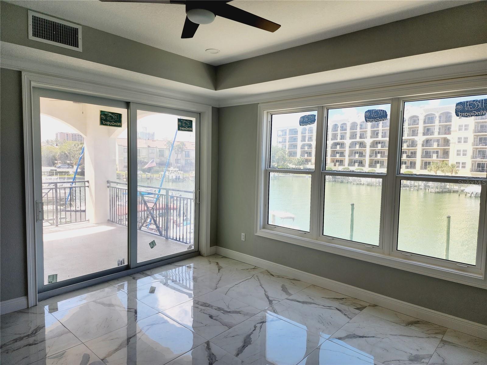 Listing photo id 11 for 211 Dolphin Point 201