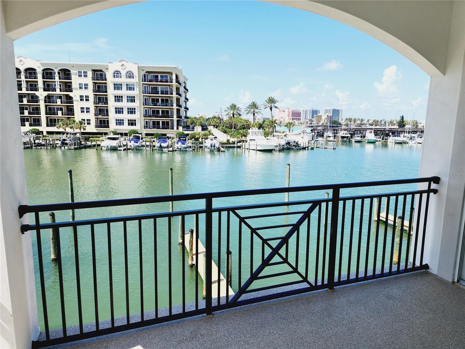 Listing photo id 12 for 211 Dolphin Point 201