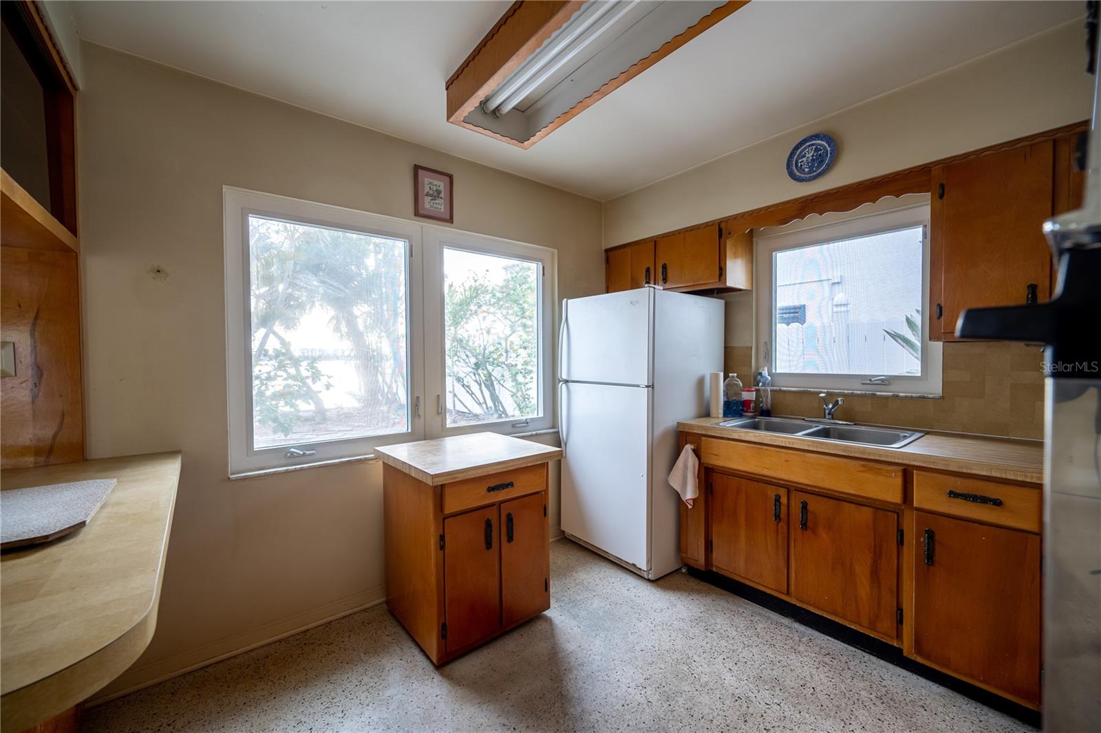 Listing photo id 24 for 1425 Corey Way S