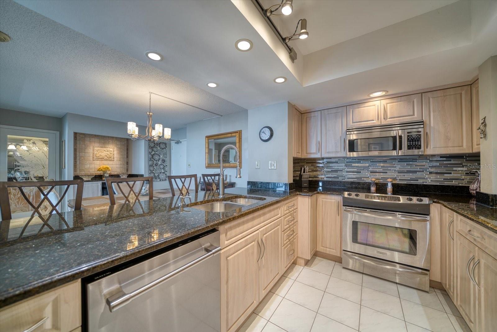 Listing photo id 7 for 450 Gulfview Boulevard 907