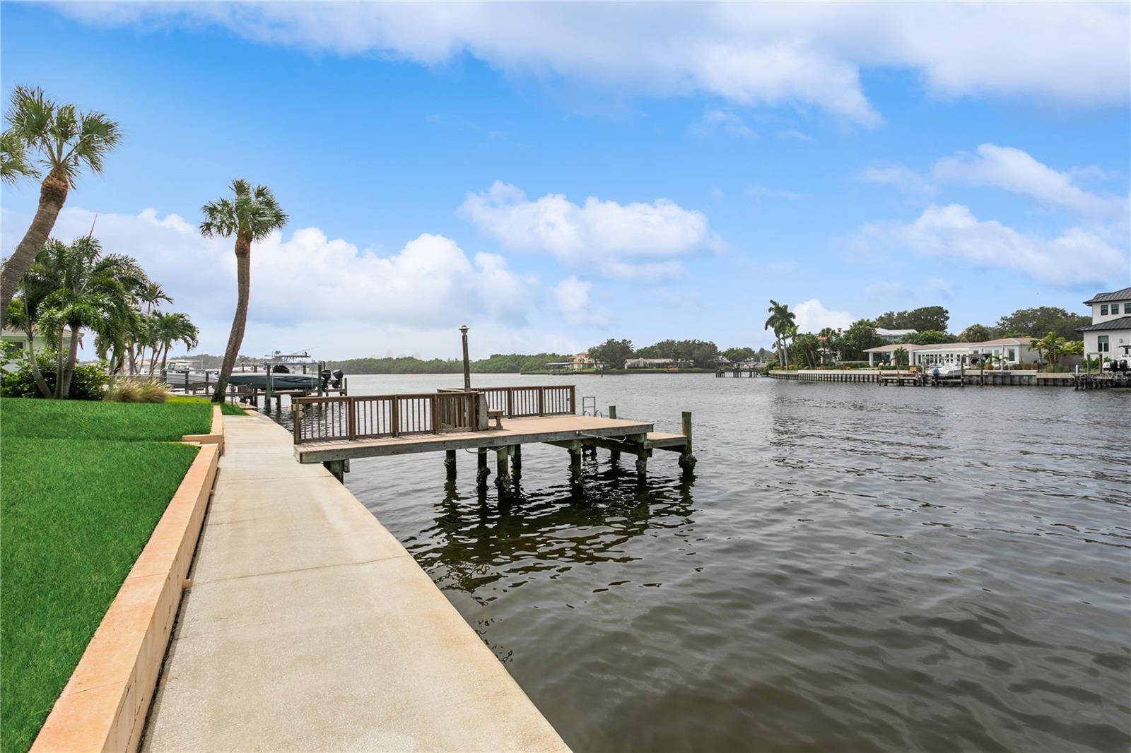 Listing photo id 19 for 995 Eden Isle Drive Ne