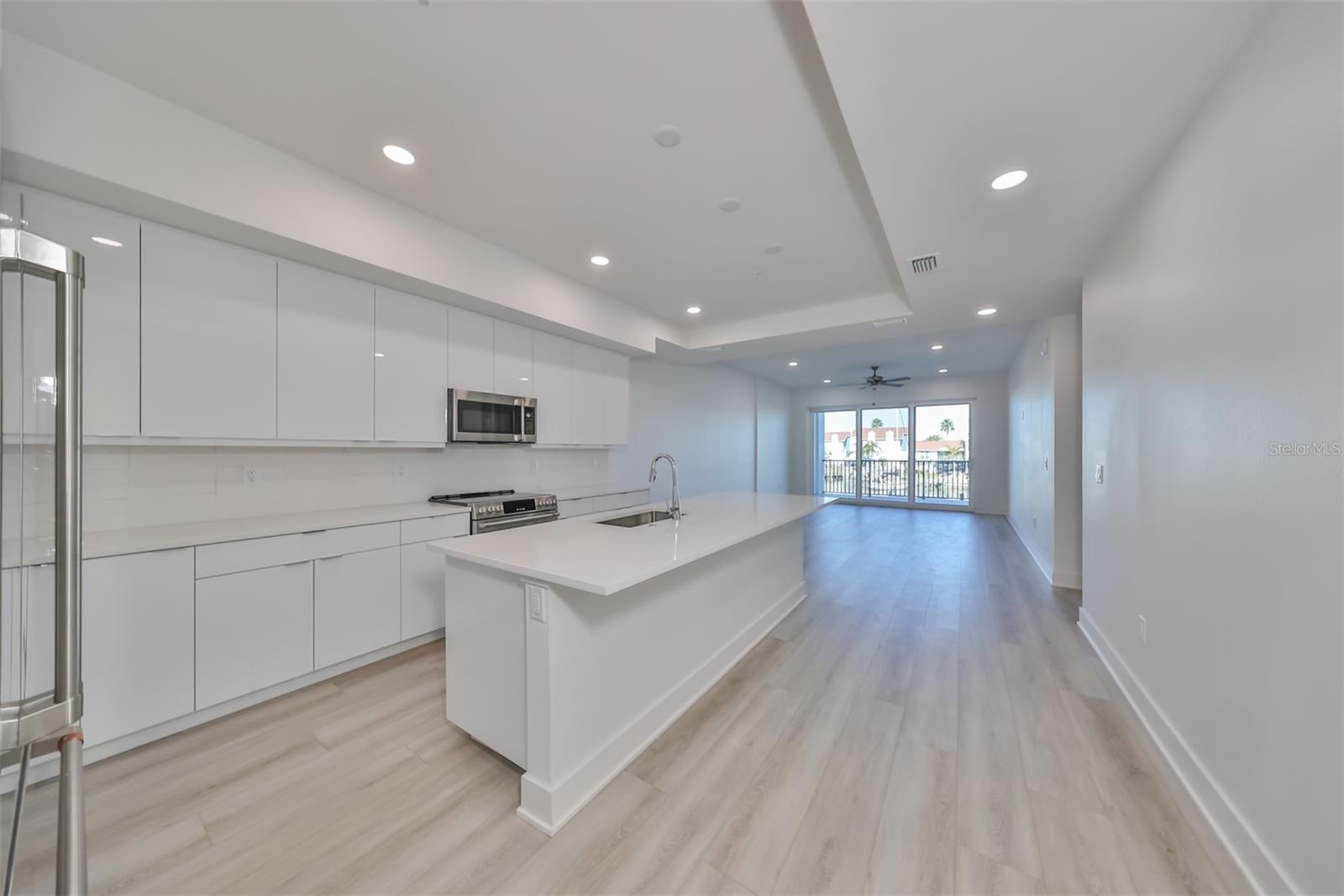 Listing photo id 9 for 400 150th Avenue 305