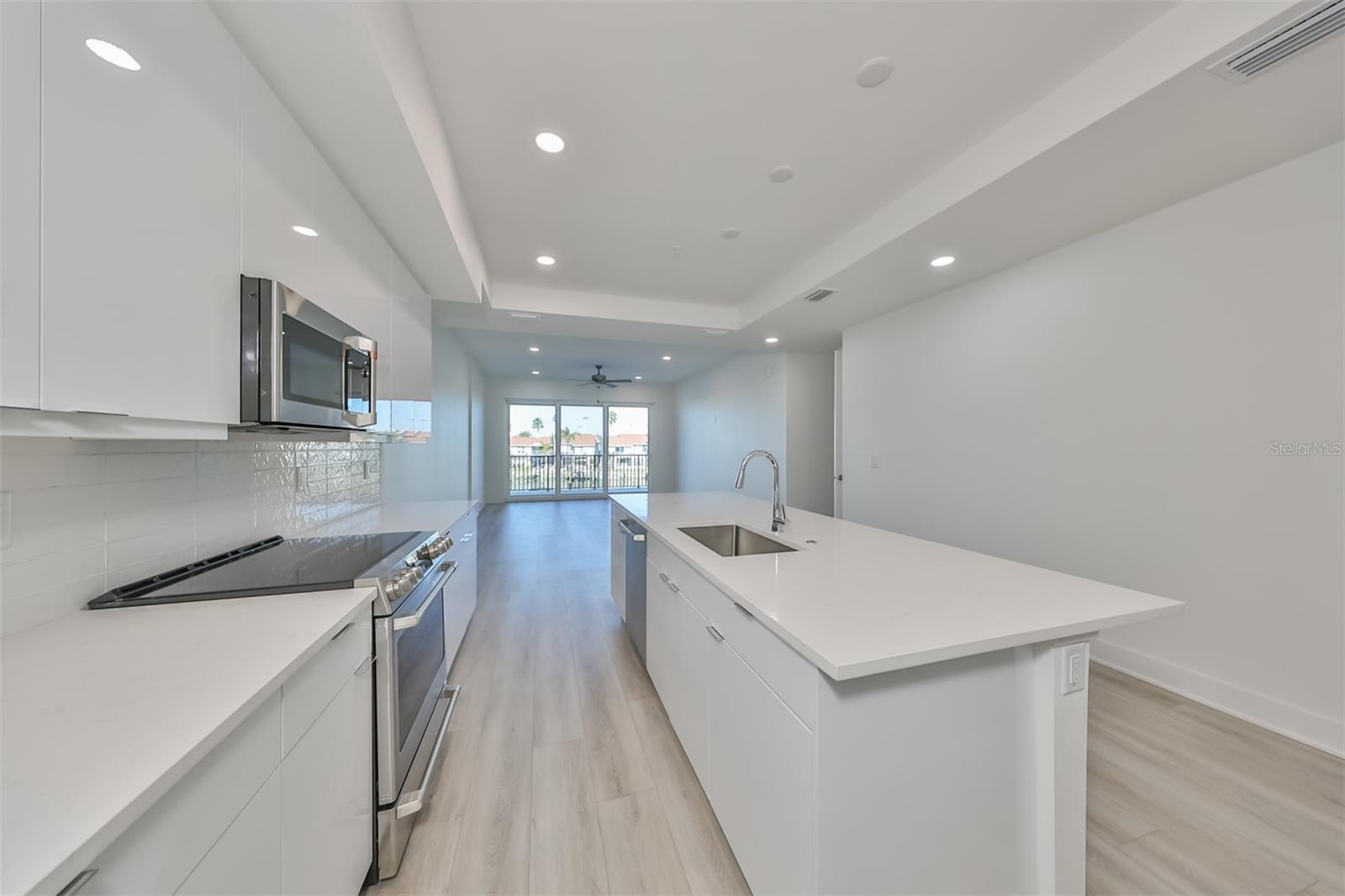 Listing photo id 10 for 400 150th Avenue 305