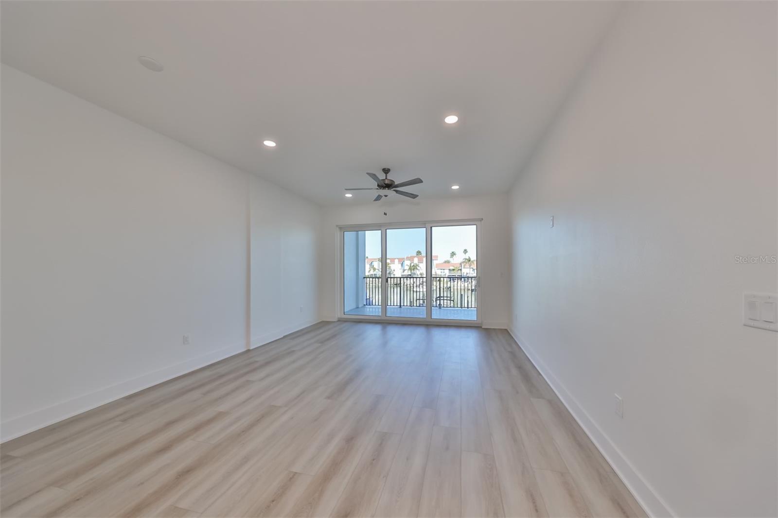 Listing photo id 11 for 400 150th Avenue 305