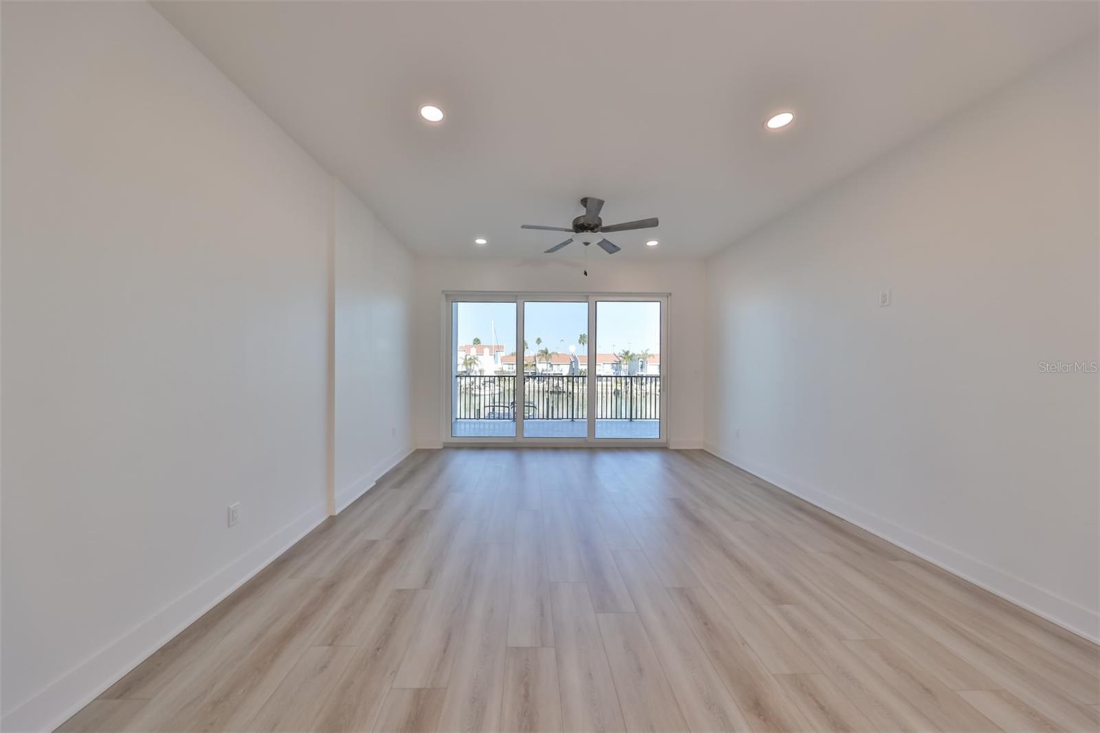 Listing photo id 12 for 400 150th Avenue 305