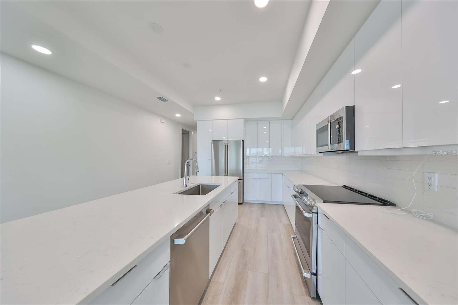 Listing photo id 16 for 400 150th Avenue 305