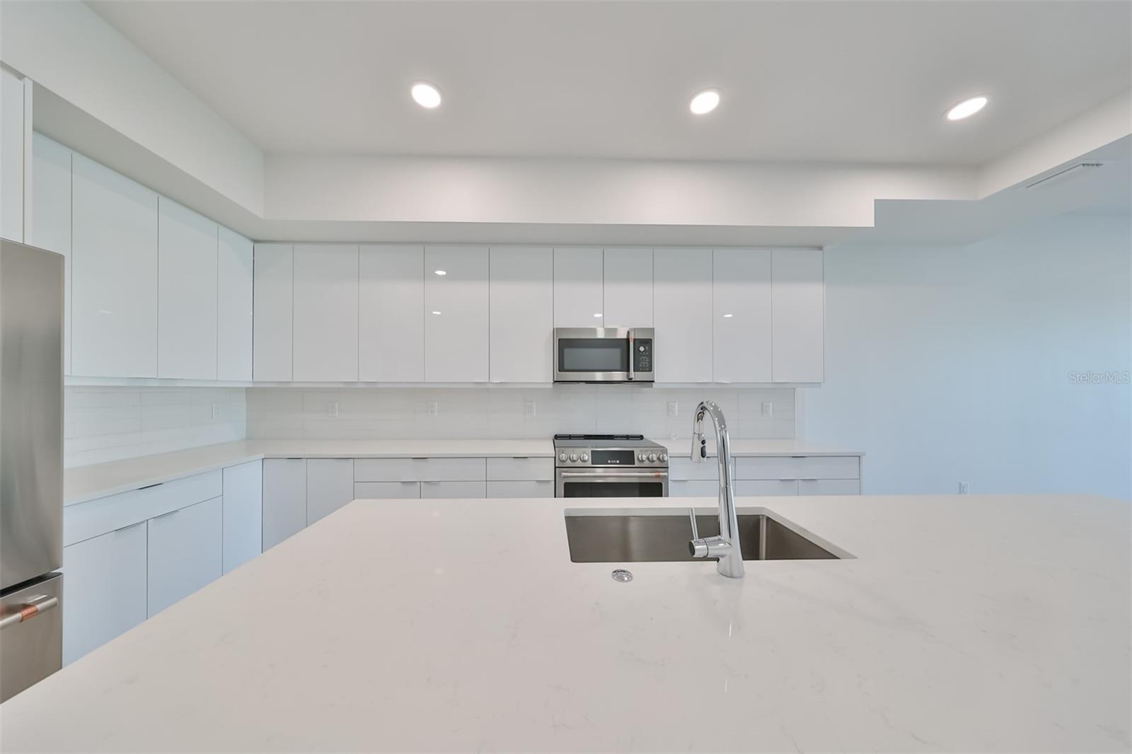 Listing photo id 17 for 400 150th Avenue 305