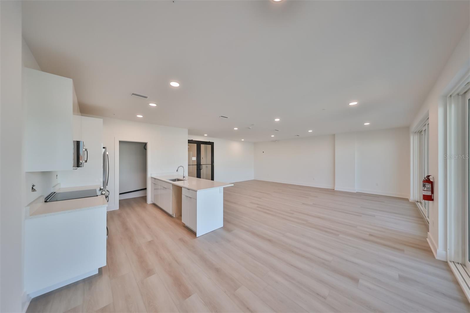 Listing photo id 4 for 400 150th Avenue 305