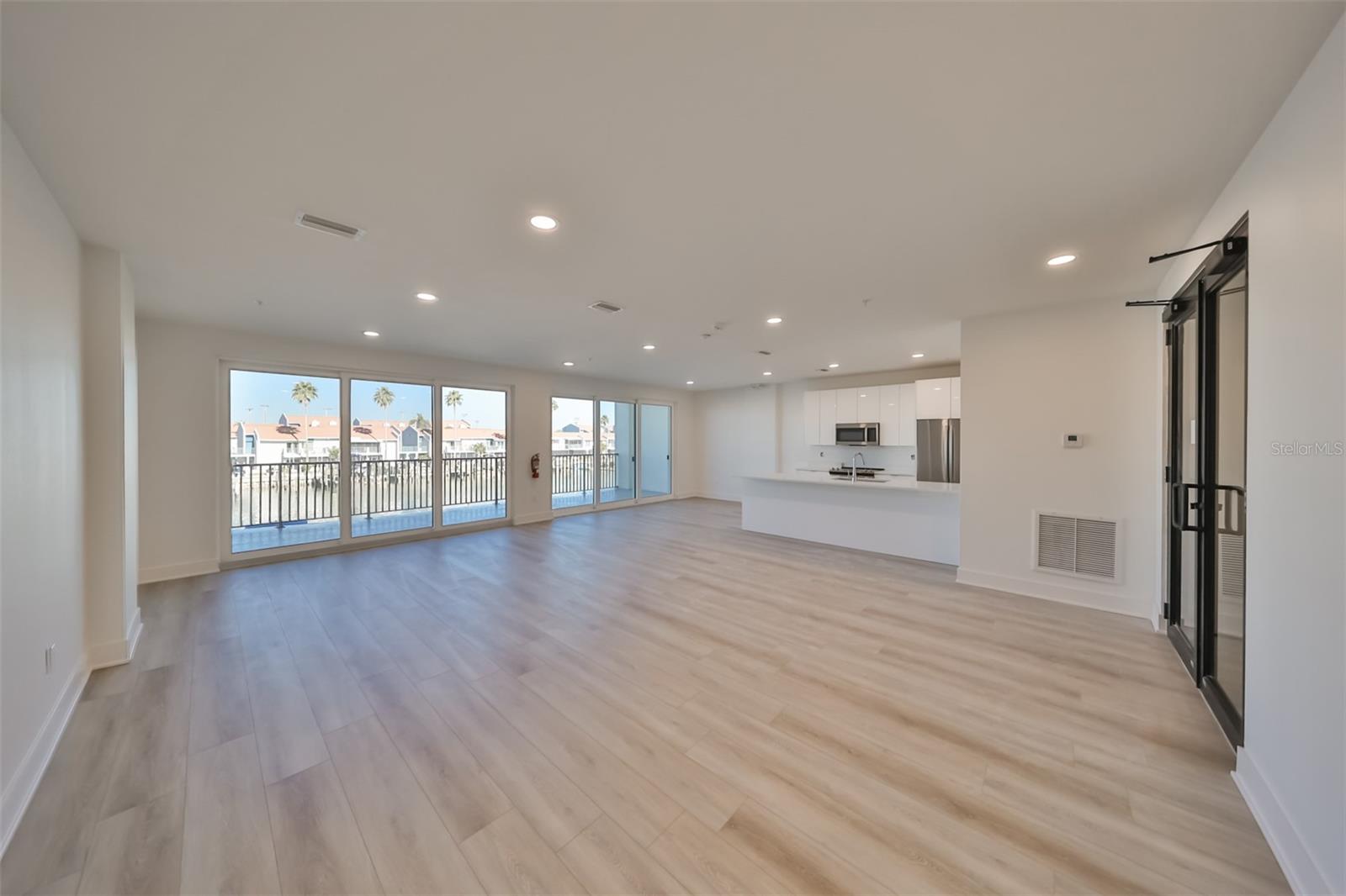 Listing photo id 5 for 400 150th Avenue 305