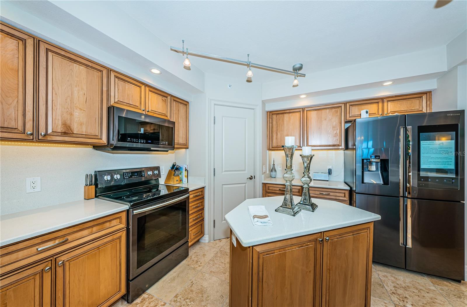 Listing photo id 77 for 1350 Gulf Boulevard 502