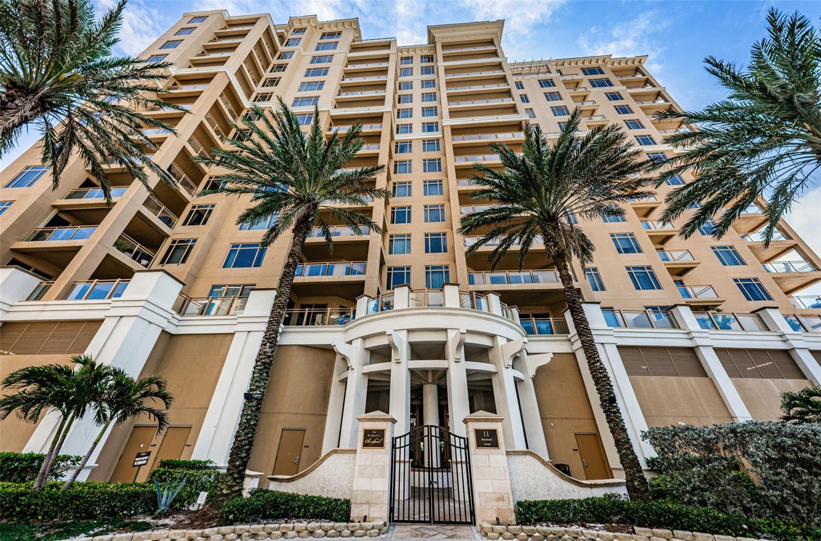 Listing photo id 2 for 11 Baymont Street 909