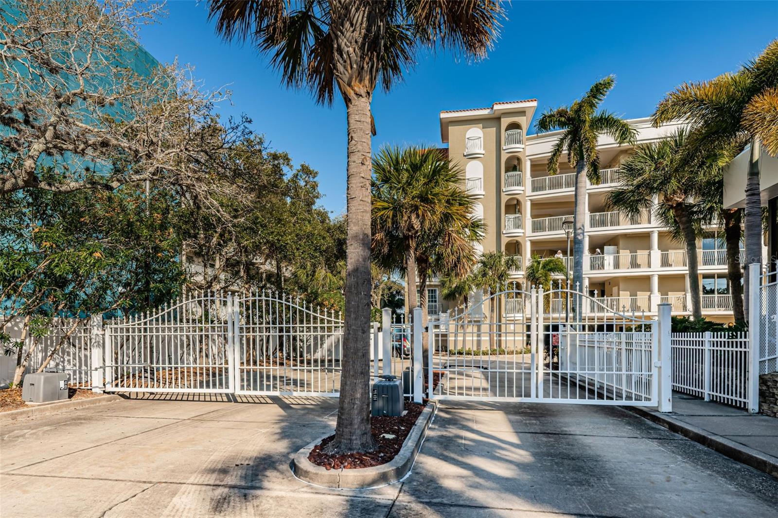 Listing photo id 93 for 3805 Gulf Boulevard 504