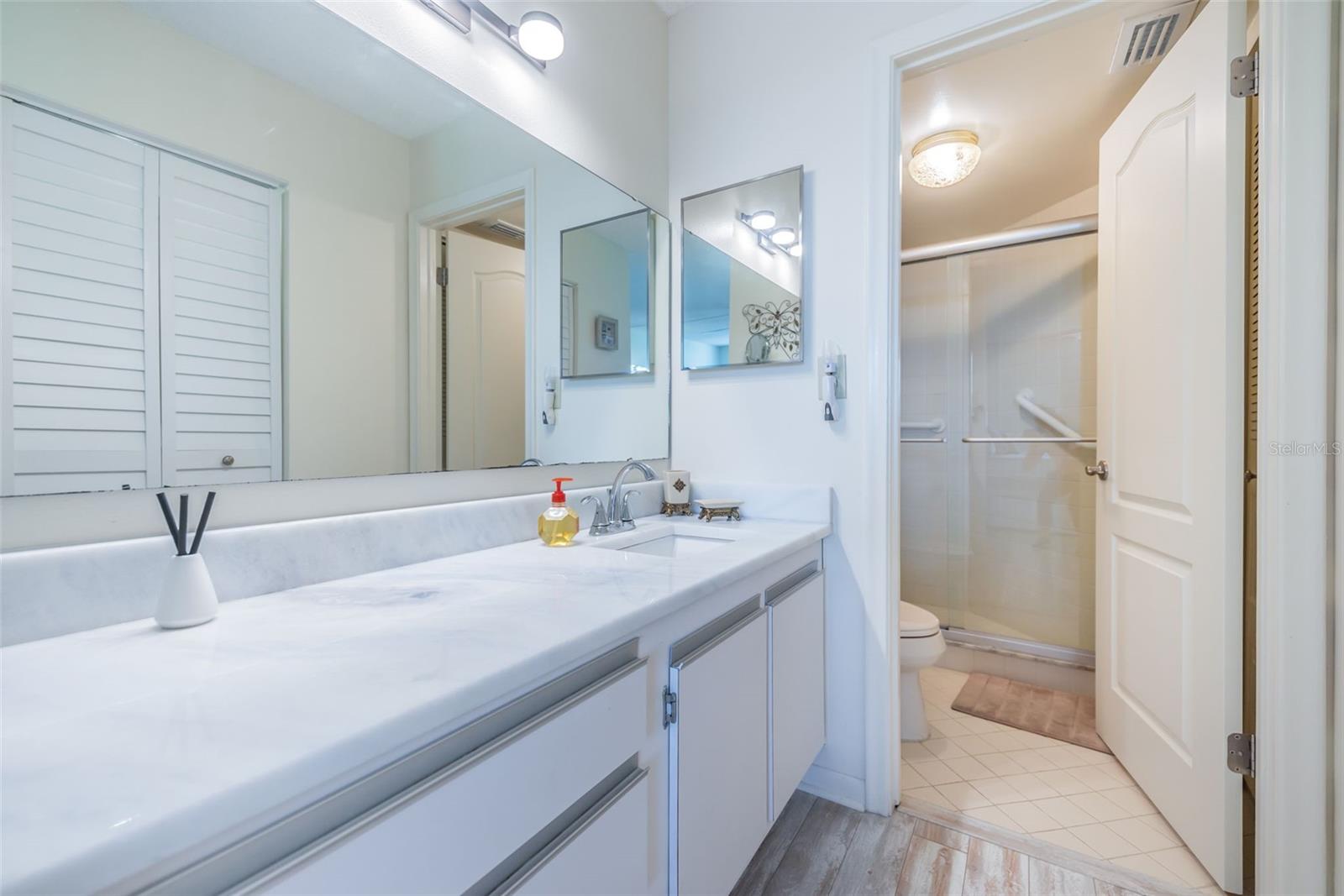 Image 13 of 21 For 6145 Sun Boulevard 404