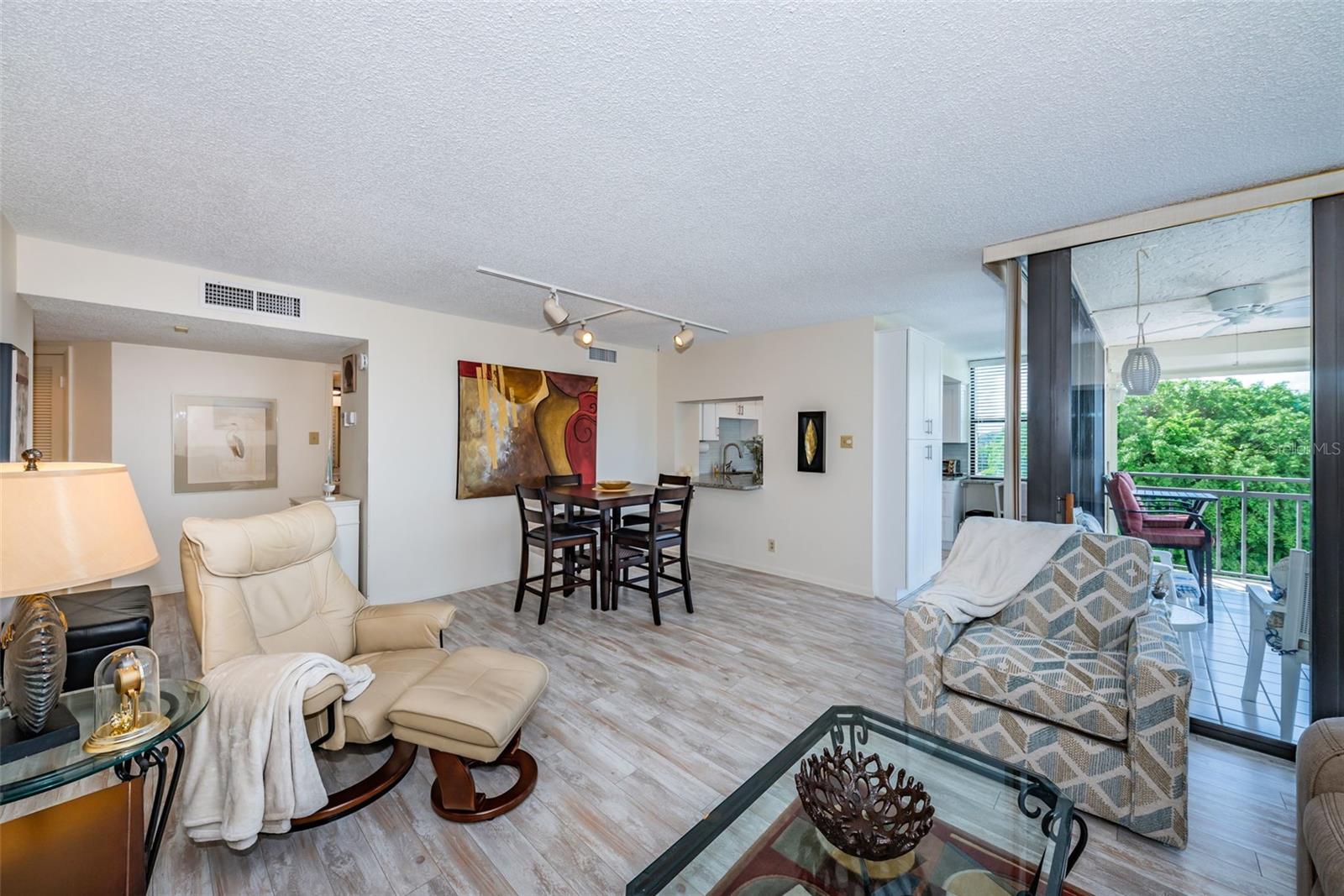 Image 7 of 21 For 6145 Sun Boulevard 404