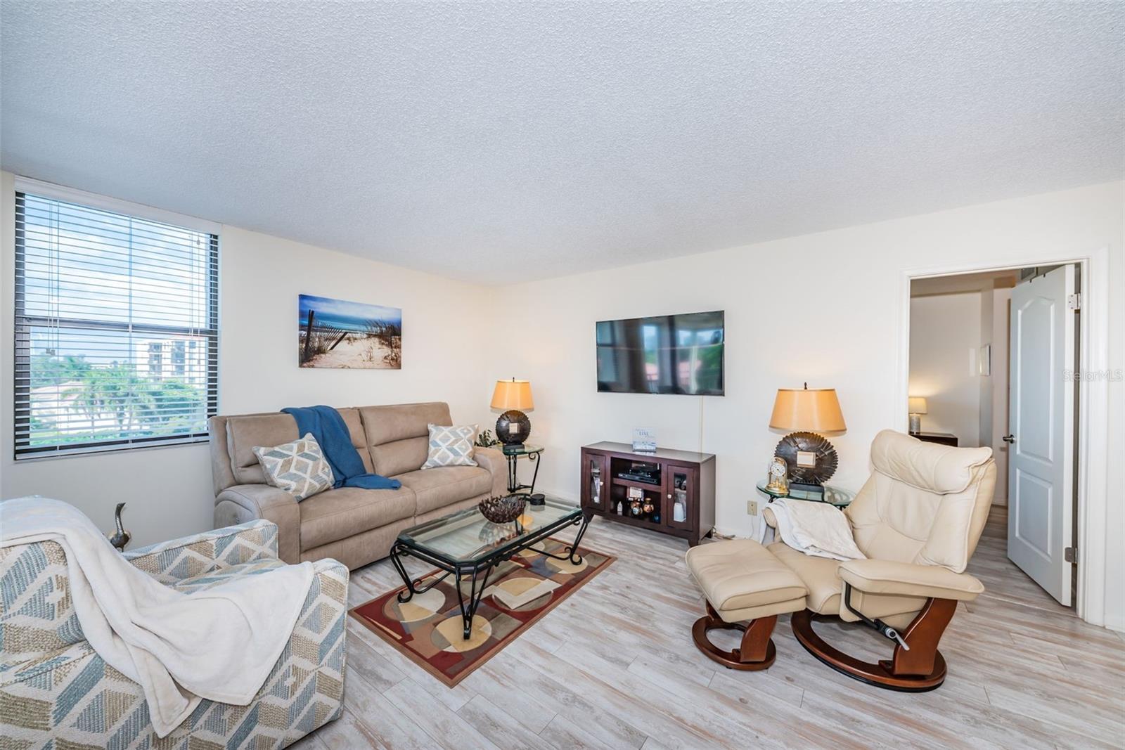 Image 8 of 21 For 6145 Sun Boulevard 404