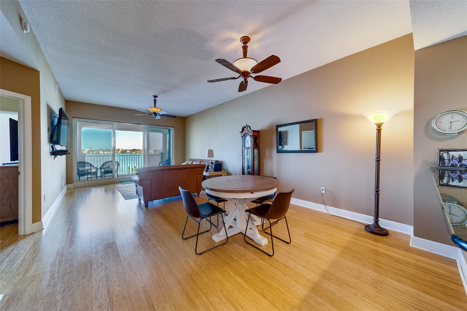 Listing photo id 2 for 17735 Gulf Boulevard 202