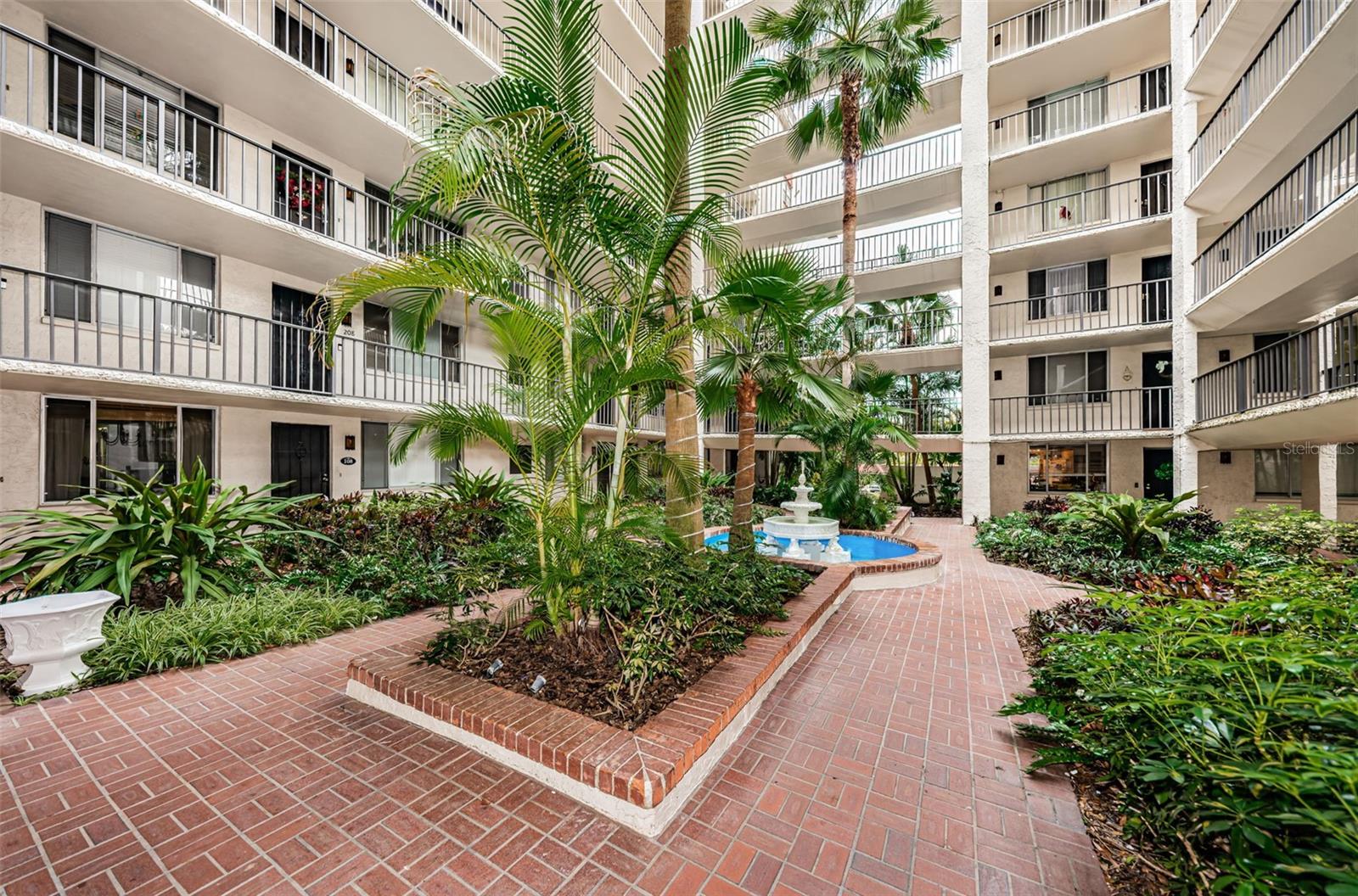 Listing photo id 11 for 2699 Seville Boulevard 105