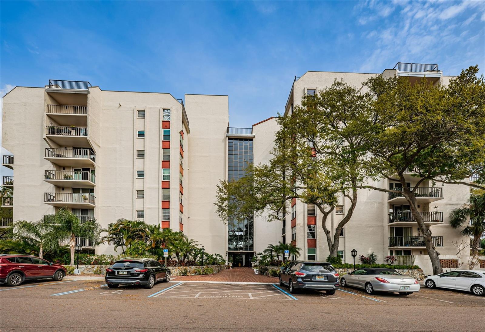 Listing photo id 2 for 2699 Seville Boulevard 105