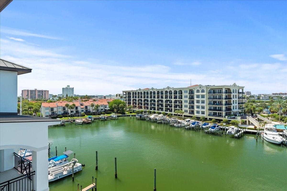 Listing photo id 17 for 211 Dolphin Point 301