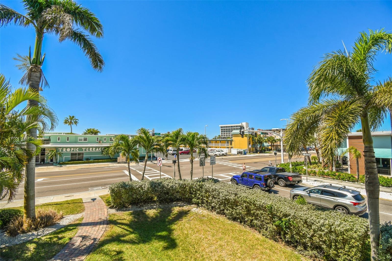 Image 41 of 68 For 11605 Gulf Boulevard 208