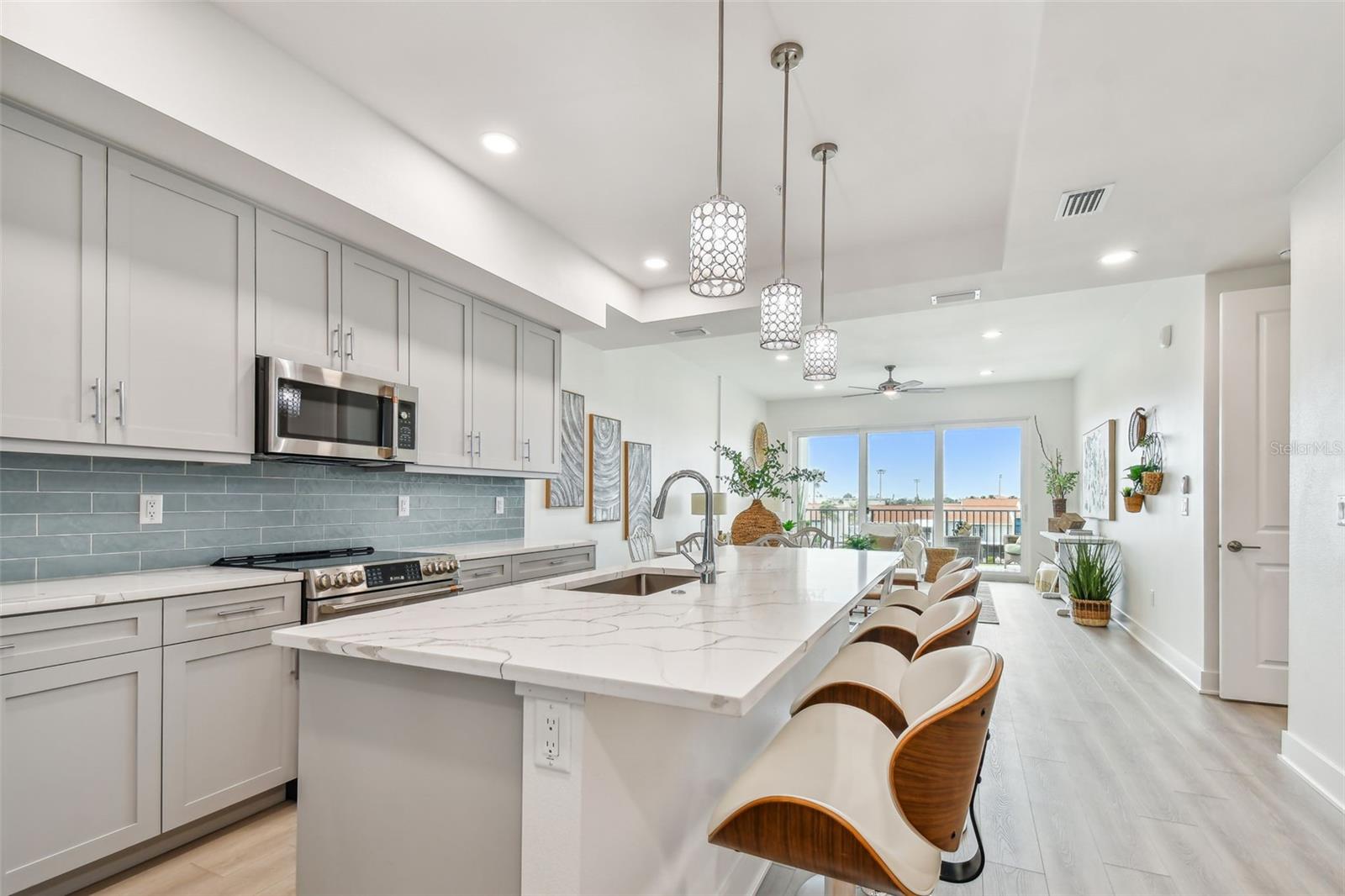 Listing photo id 10 for 400 150th Avenue 301